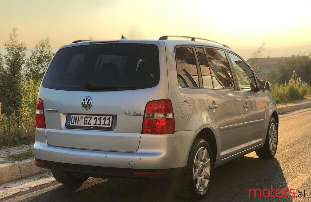 2007' Volkswagen Touran photo #2