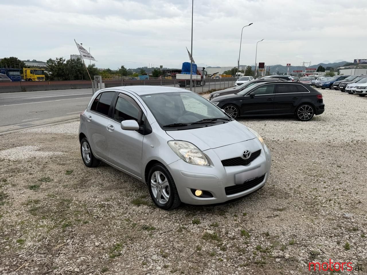 2011' Toyota Yaris photo #4