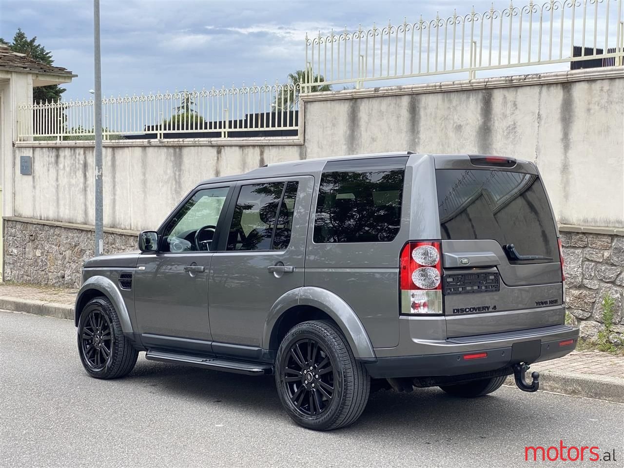 2012' Land Rover Discovery photo #3