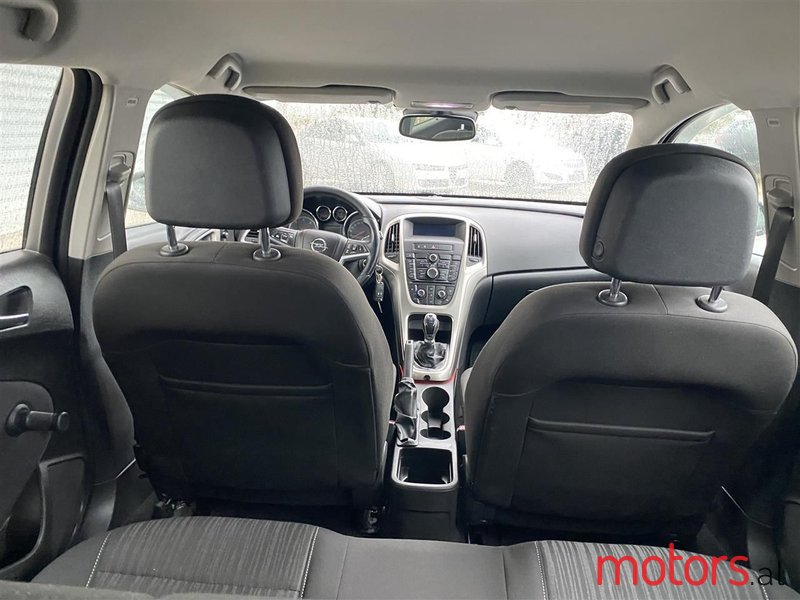 2011' Opel Astra photo #2