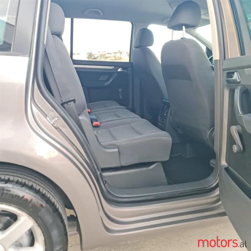 2008' Volkswagen Touran photo #6