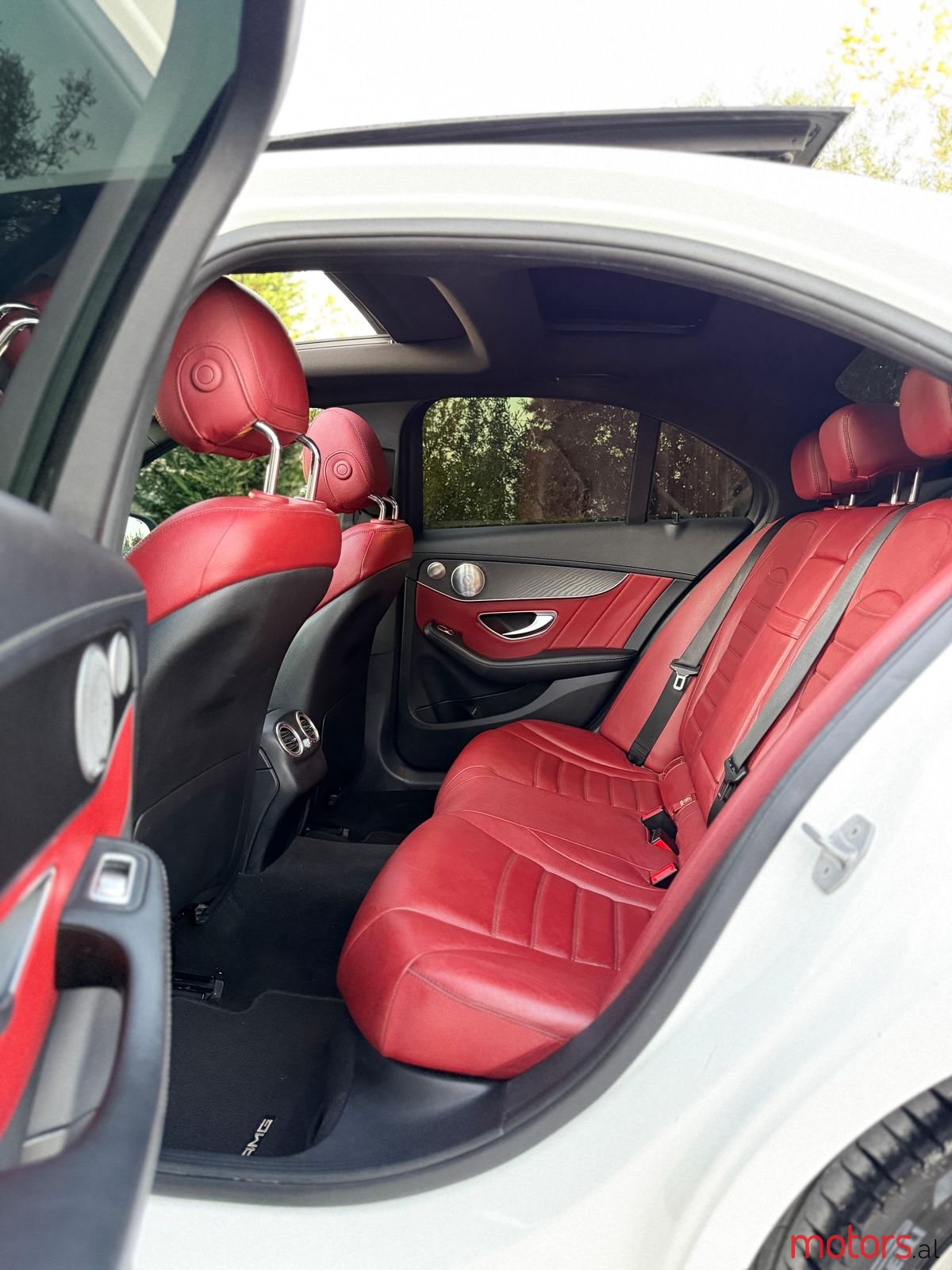 2017' Mercedes-Benz 300 photo #2