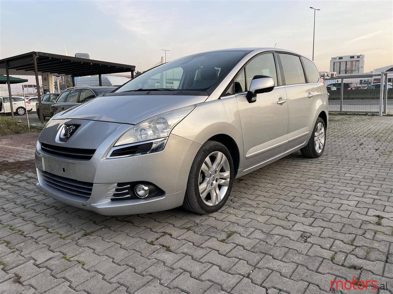 2010' Peugeot 5008 photo #1