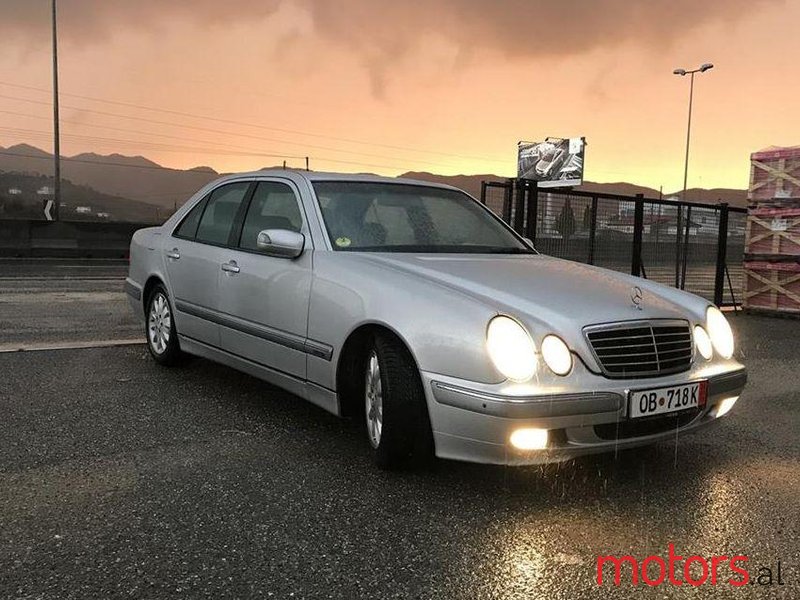 2001' Mercedes-Benz E 220 photo #2