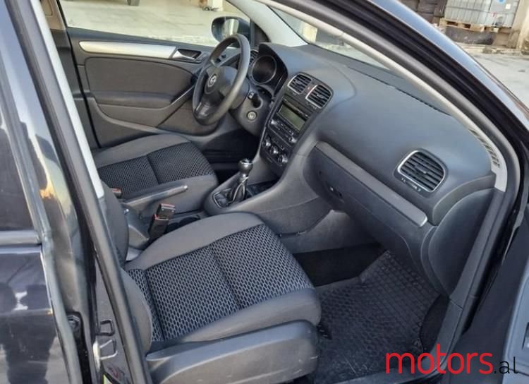 2009' Volkswagen Golf photo #3