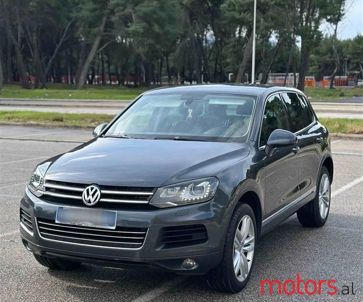 2012' Volkswagen Touareg photo #5