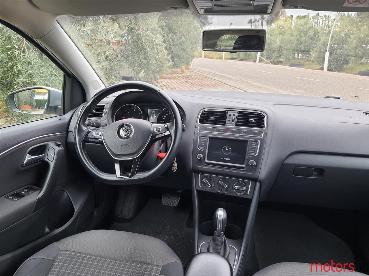 2015' Volkswagen Polo photo #2