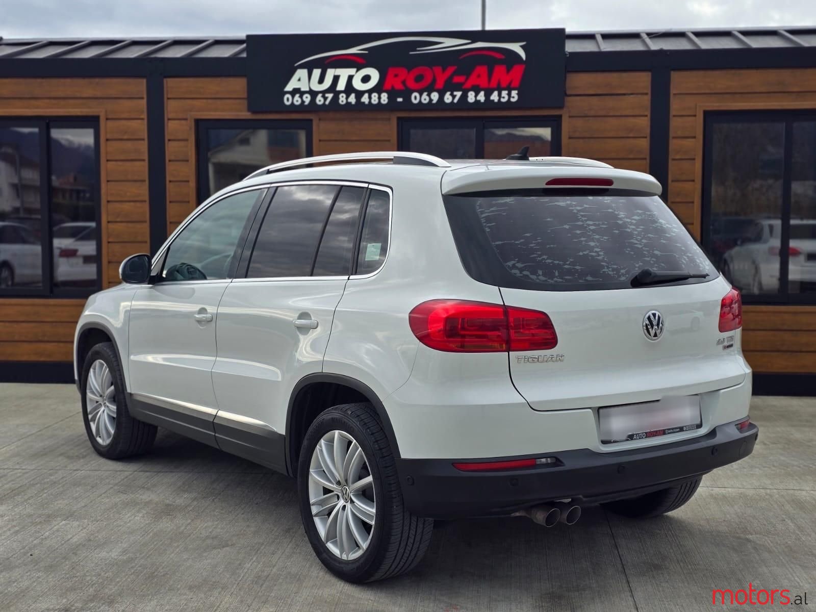 2015' Volkswagen Tiguan photo #3