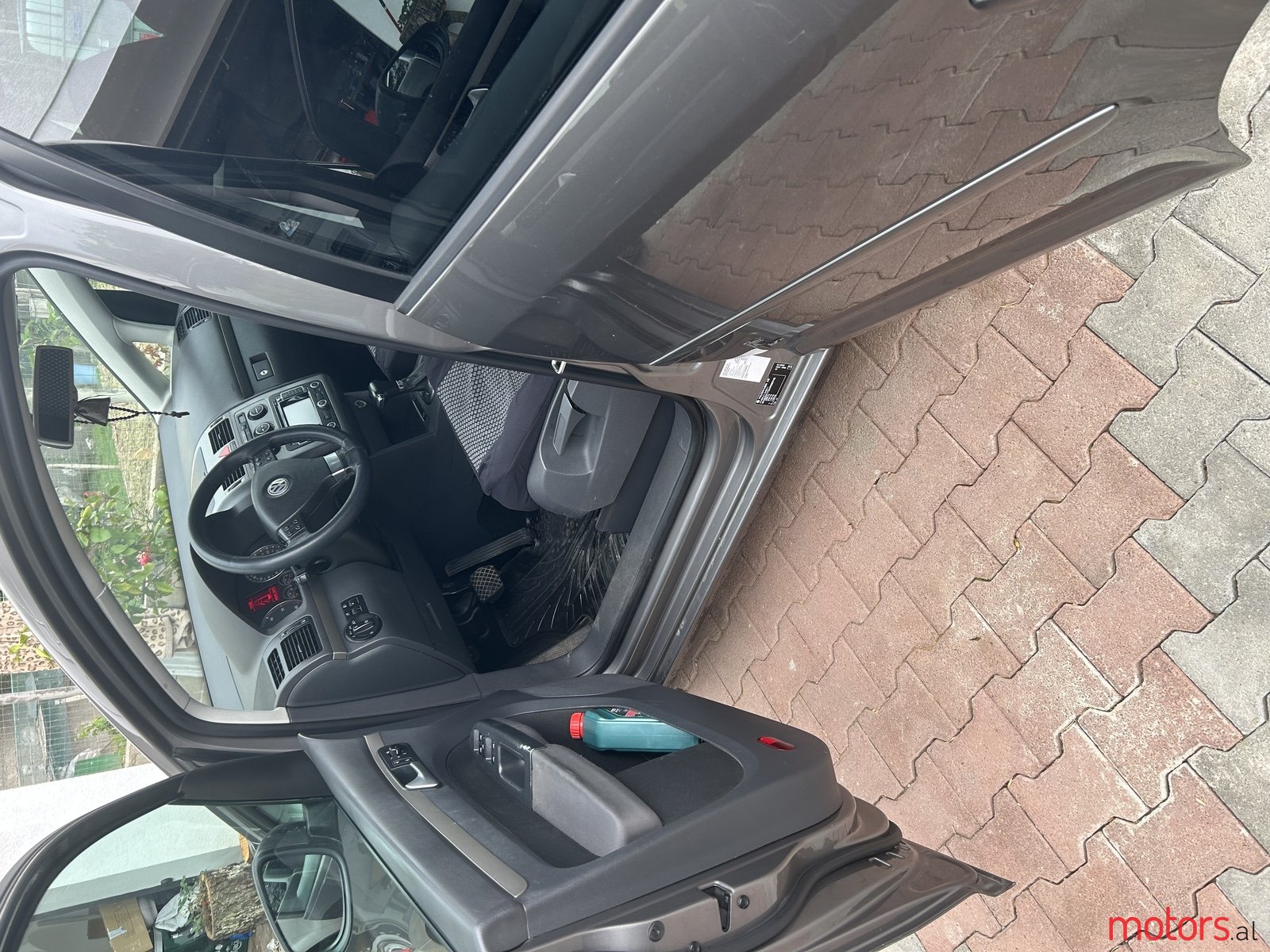 2009' Volkswagen Touran photo #1