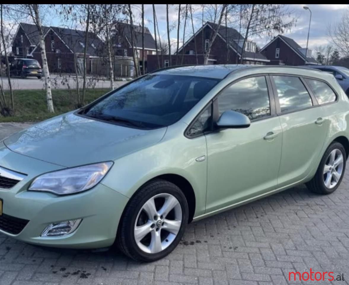 2012' Opel Astra photo #2