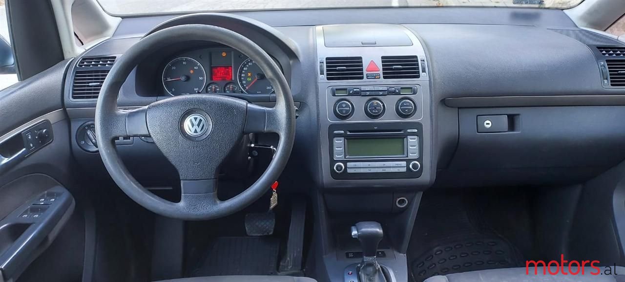 2007' Volkswagen Touran photo #5
