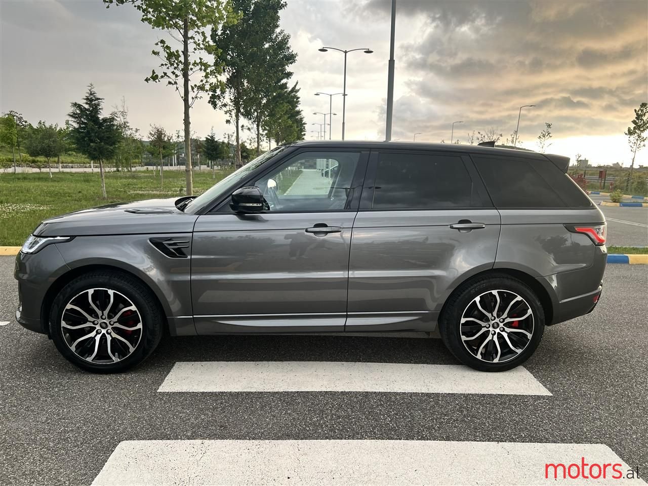 2018' Land Rover Range Rover Sport photo #1