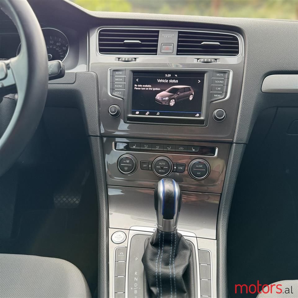 2017' Volkswagen e-Golf photo #6