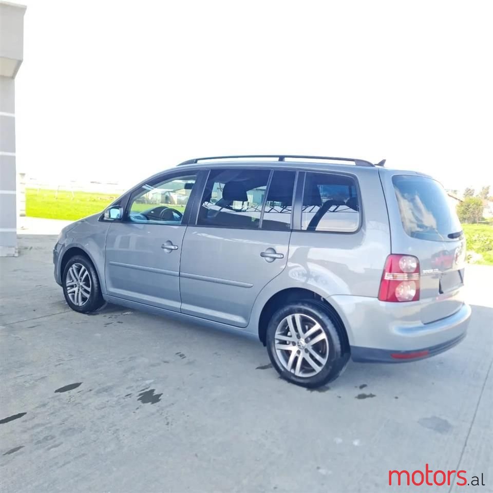 2009' Volkswagen Touran photo #3