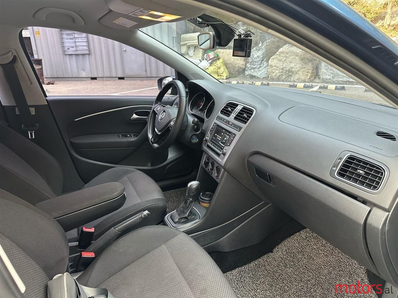 2015' Volkswagen Polo photo #3