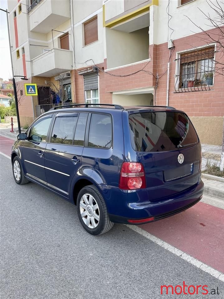 2008' Volkswagen Touran photo #5