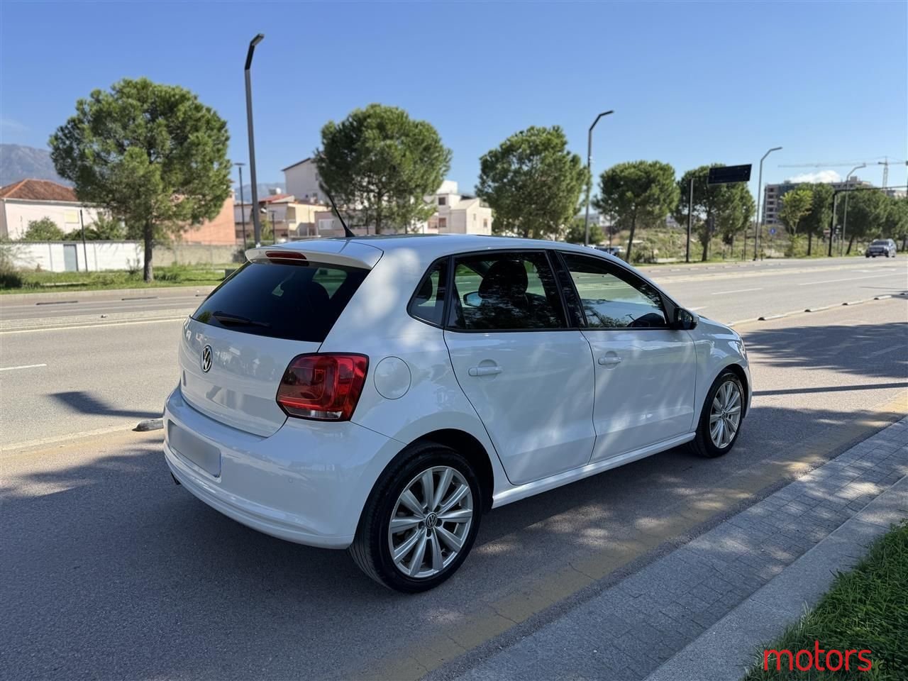 2011' Volkswagen Polo photo #6