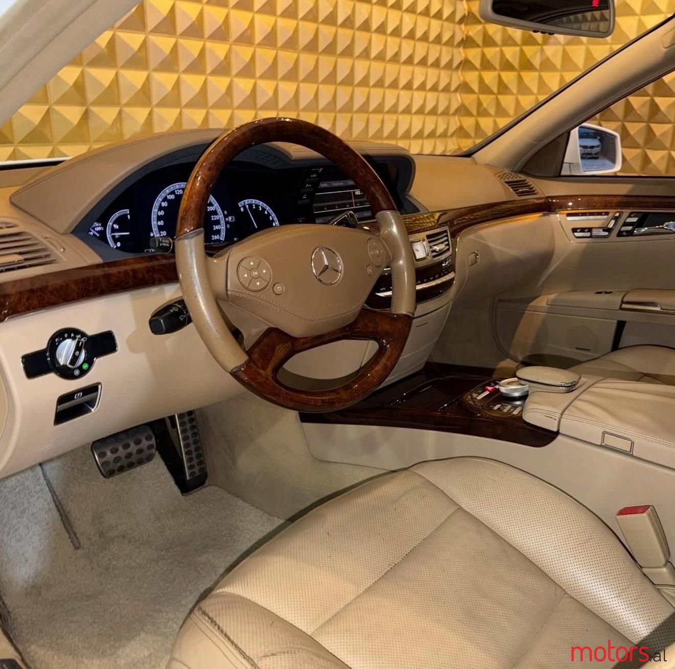 2011' Mercedes-Benz S 550 photo #4