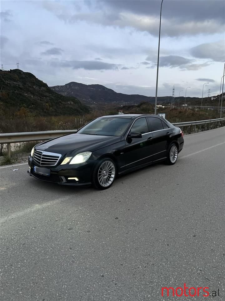 2011' Mercedes-Benz E 220 photo #1