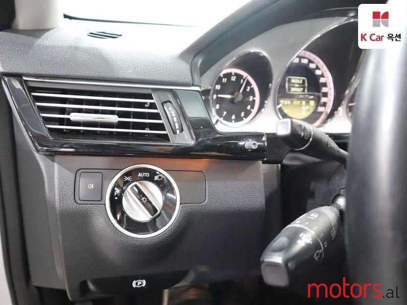 2011' Mercedes-Benz E 220 photo #2