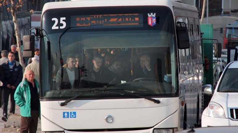 Autobusi i Tiranës së Re përplaset me makinën e policisë, plagoset tre pasagjerë