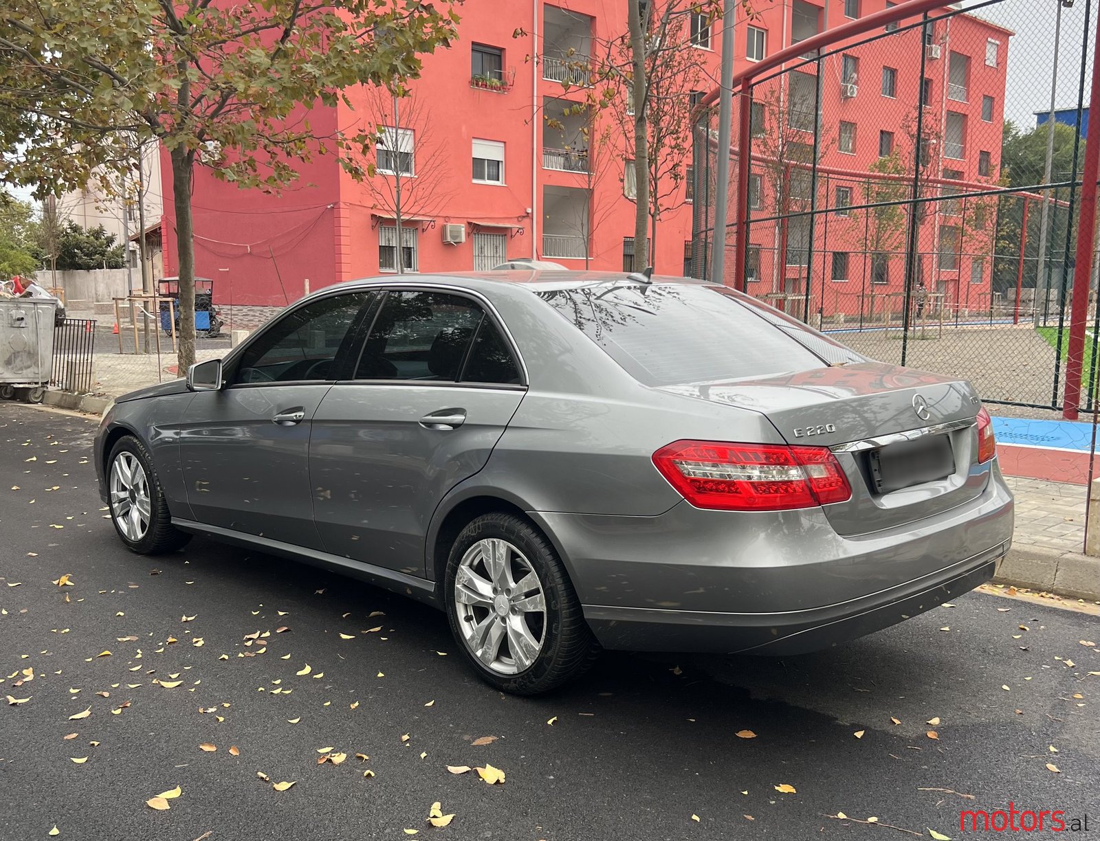 2011' Mercedes-Benz E 220 photo #2