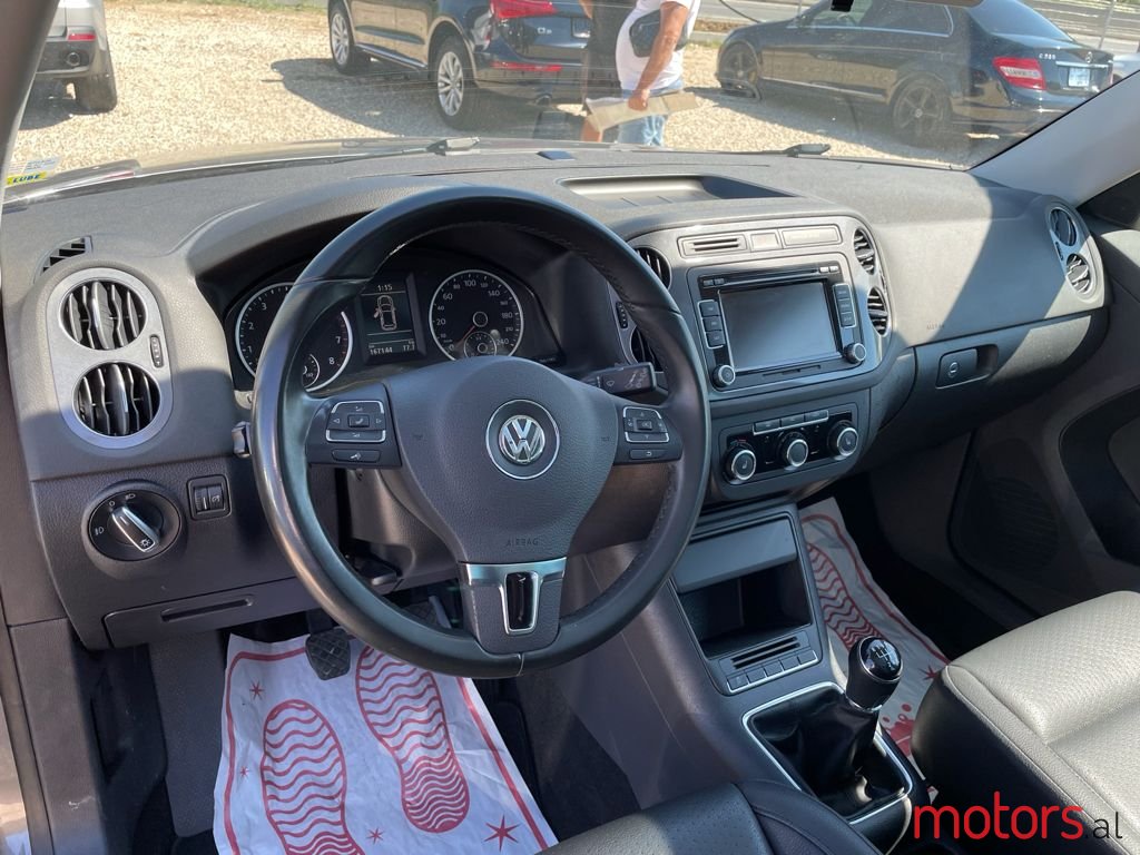 2012' Volkswagen Tiguan photo #6