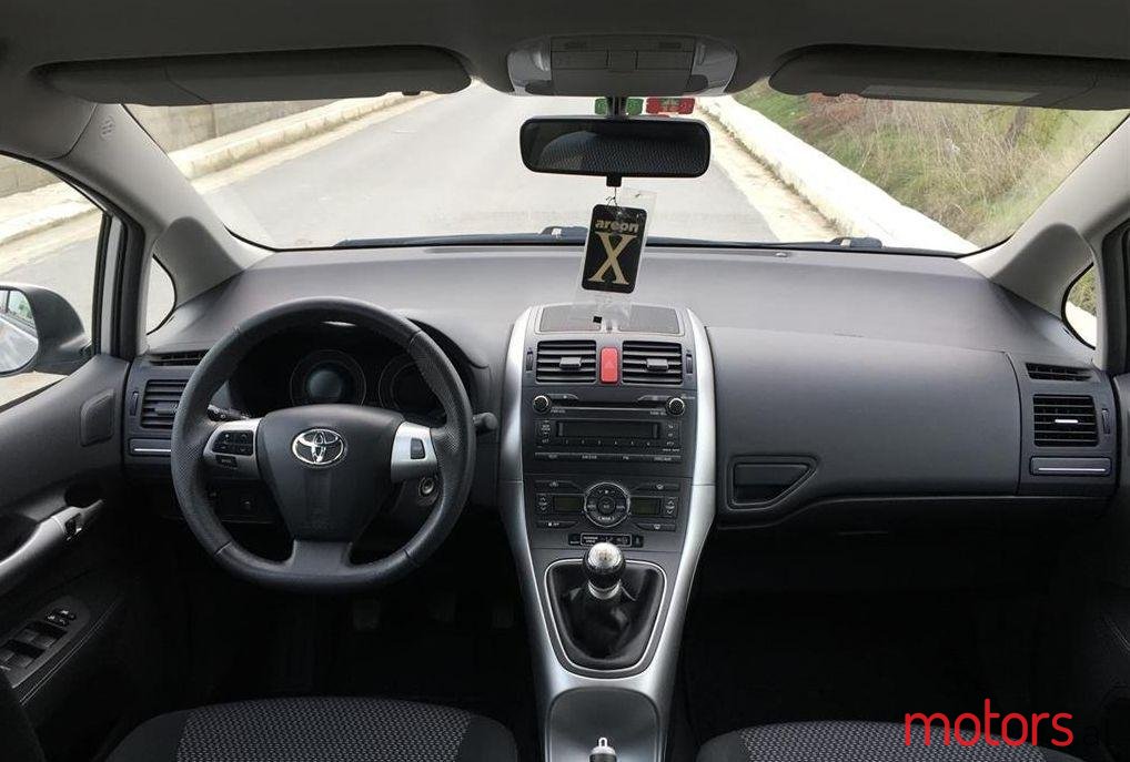 2010' Toyota Auris photo #2