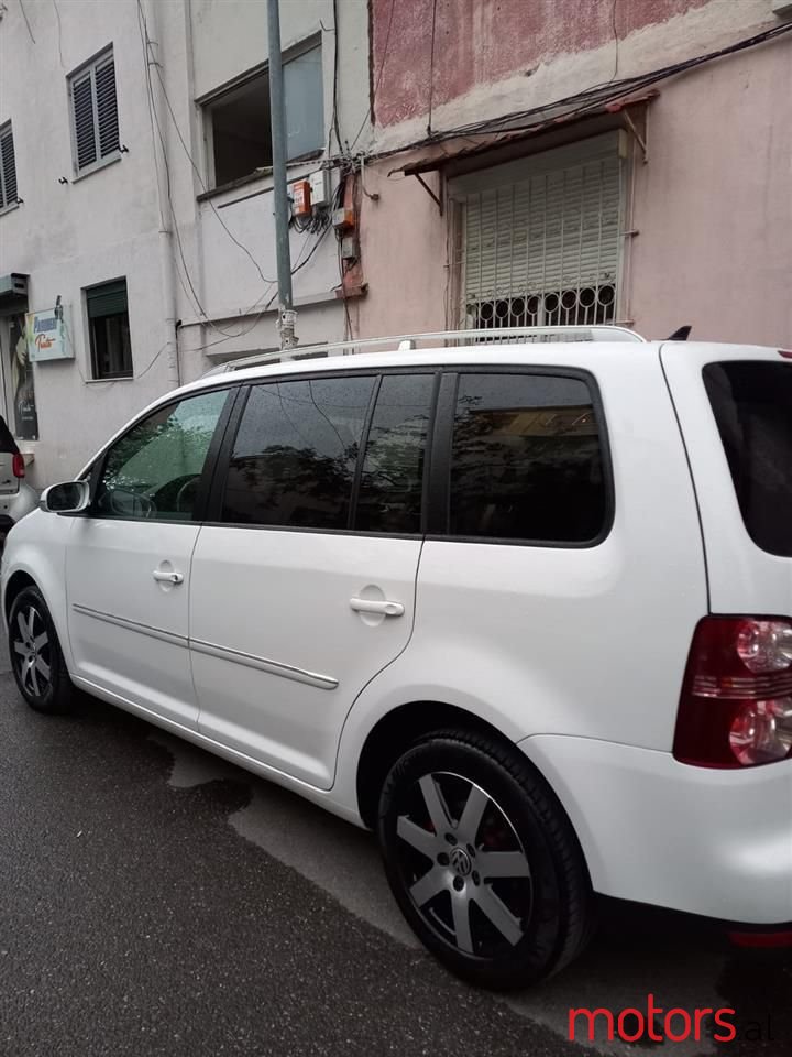 2008' Volkswagen Touran photo #3