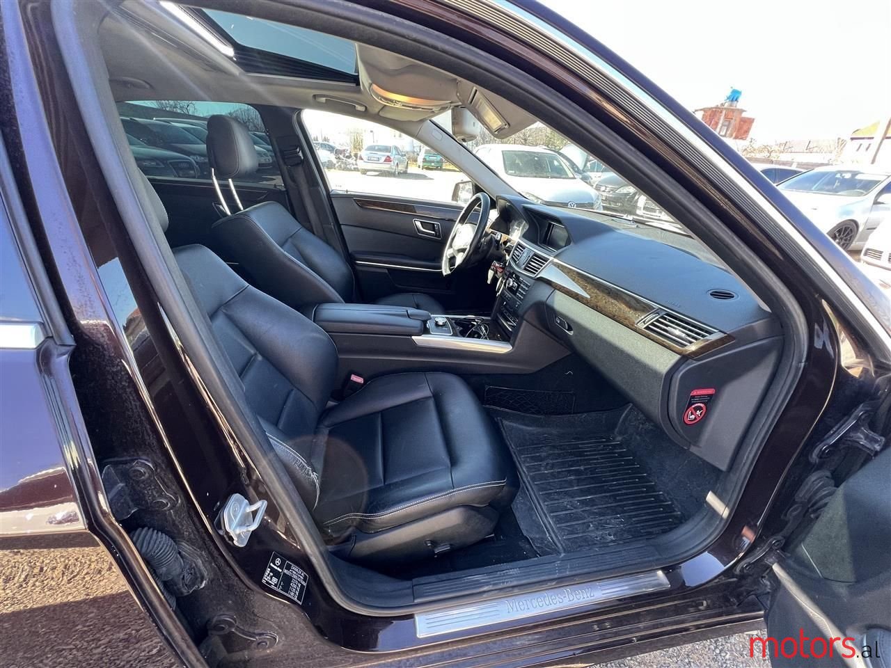 2012' Mercedes-Benz E 200 photo #2