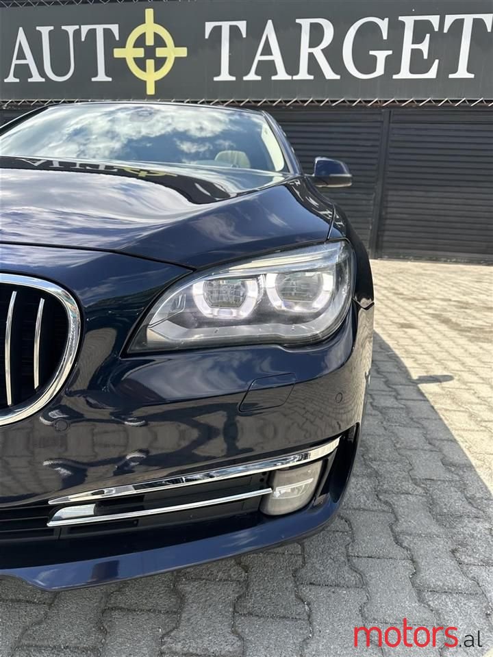 2013' BMW 740 photo #6