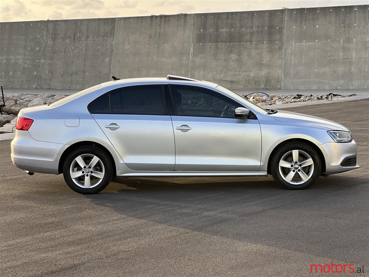 2011' Volkswagen Jetta photo #2