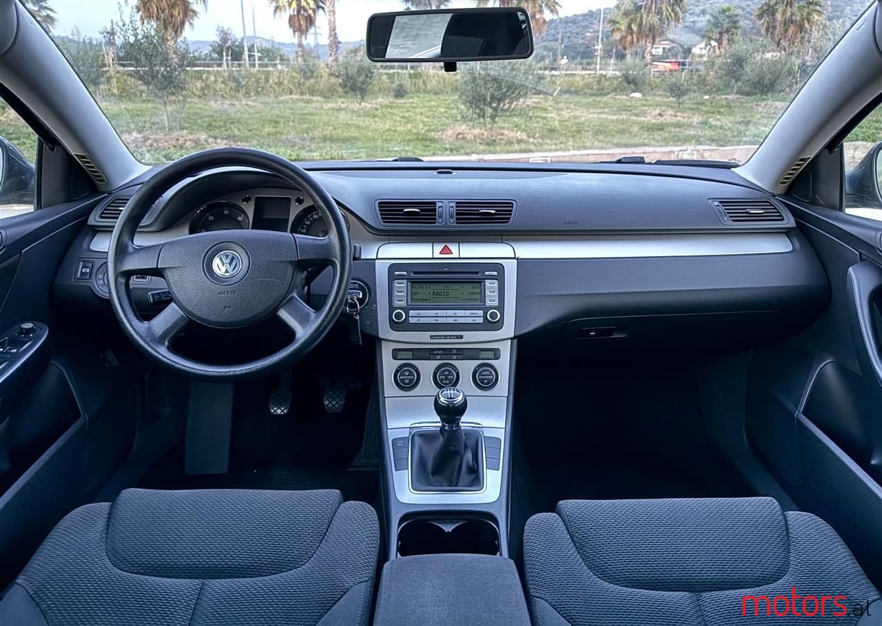 2009' Volkswagen Passat photo #3