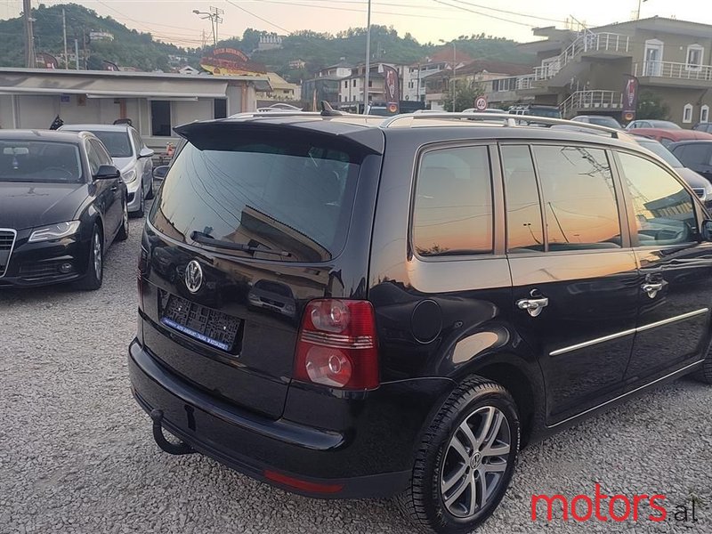 2007' Volkswagen Touran photo #6