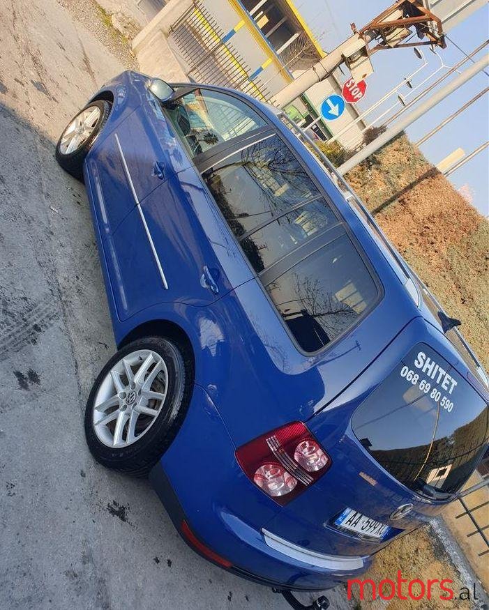 2009' Volkswagen Touran photo #1