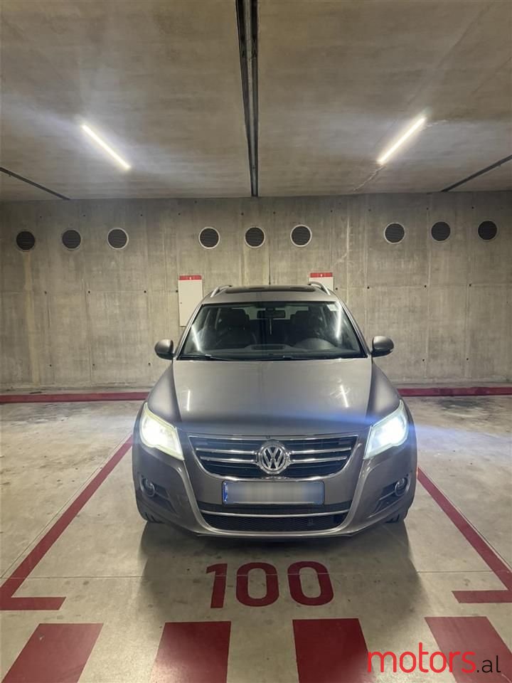 2011' Volkswagen Tiguan photo #1