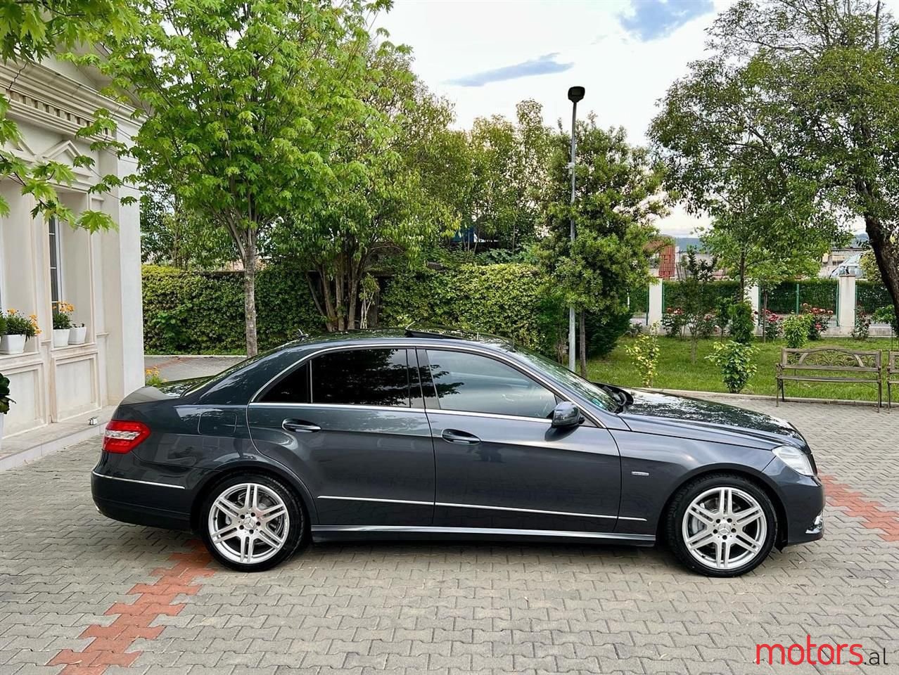 2009' Mercedes-Benz E 350 photo #2