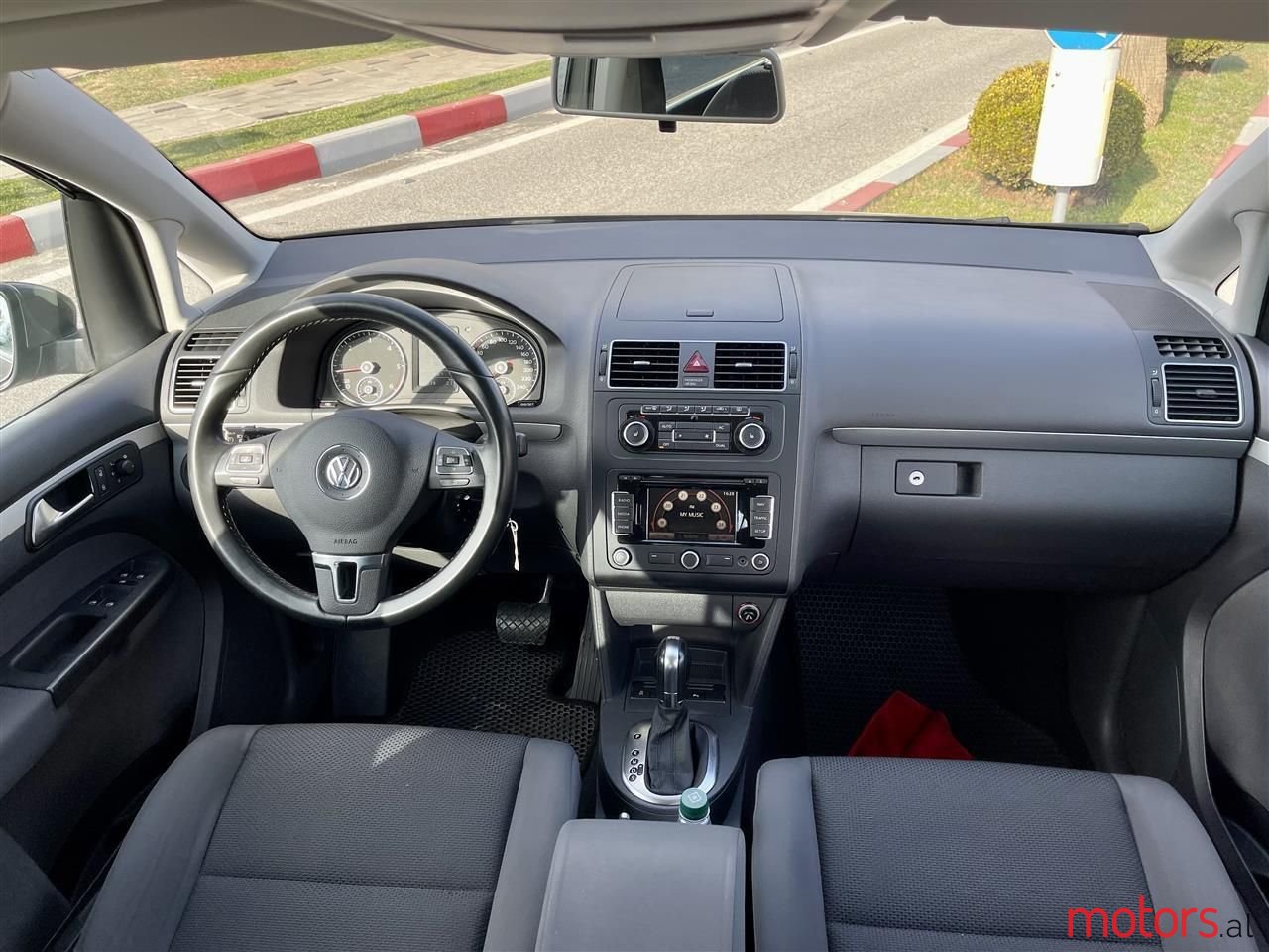 2012' Volkswagen Touran photo #4