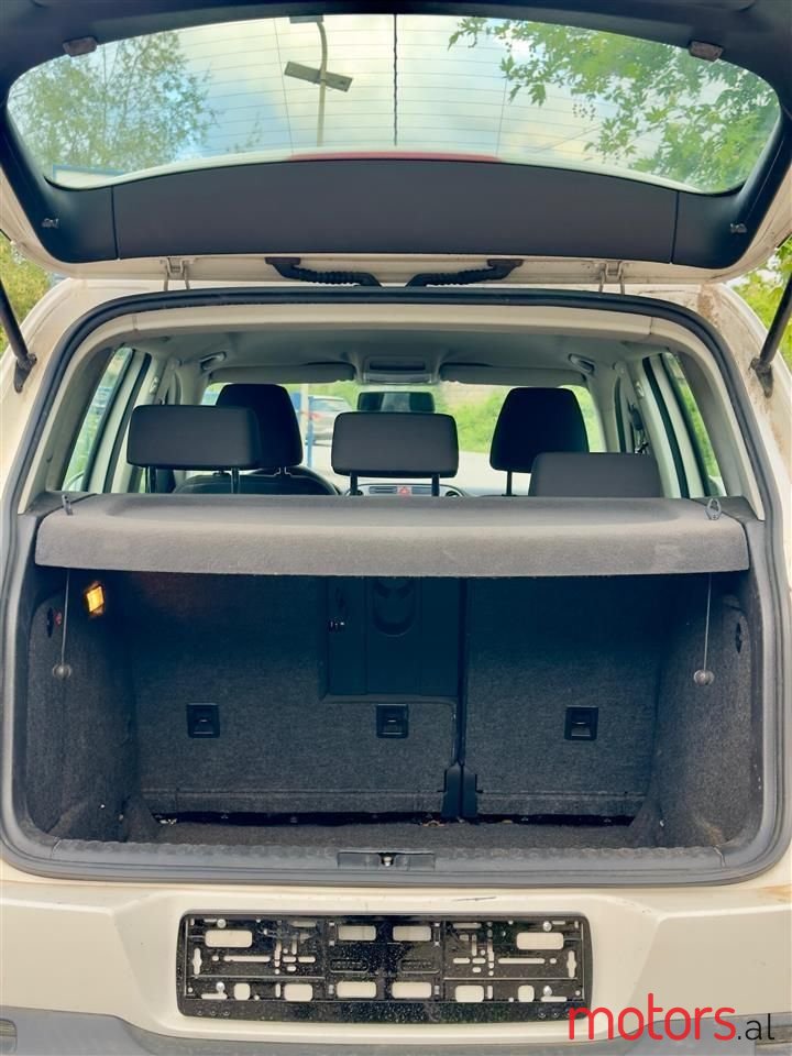 2011' Volkswagen Tiguan photo #3