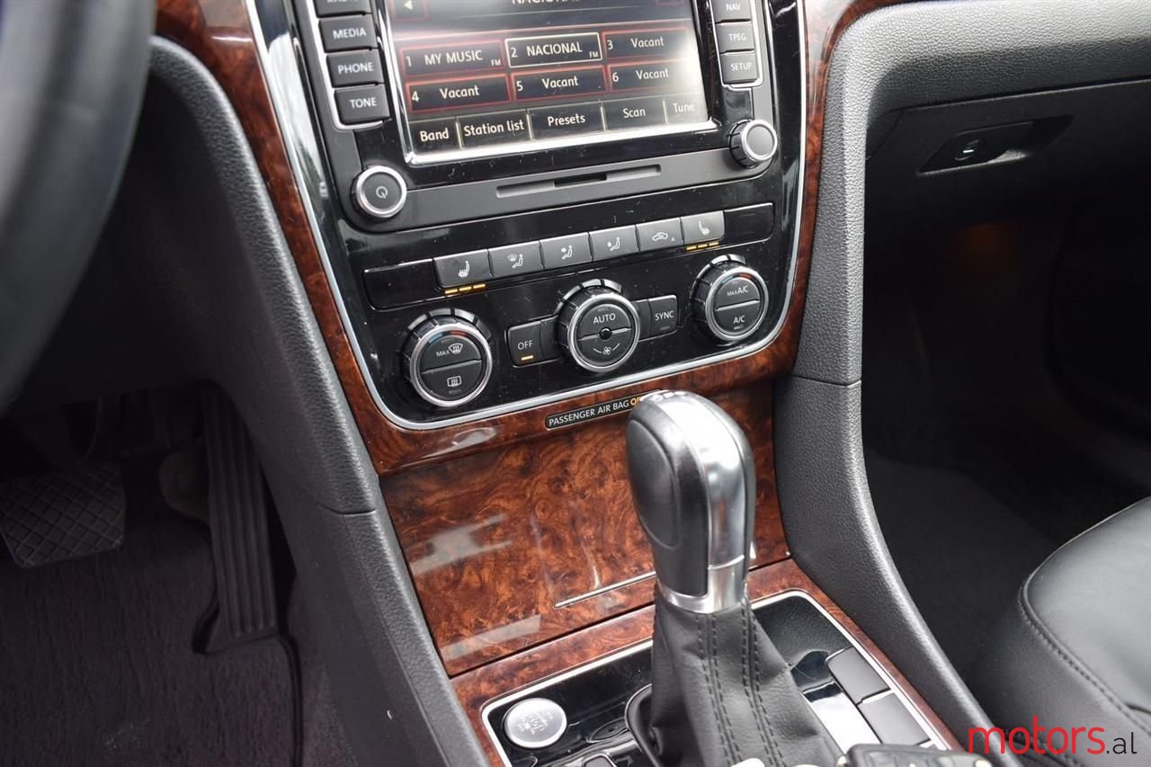 2013' Volkswagen Passat photo #6