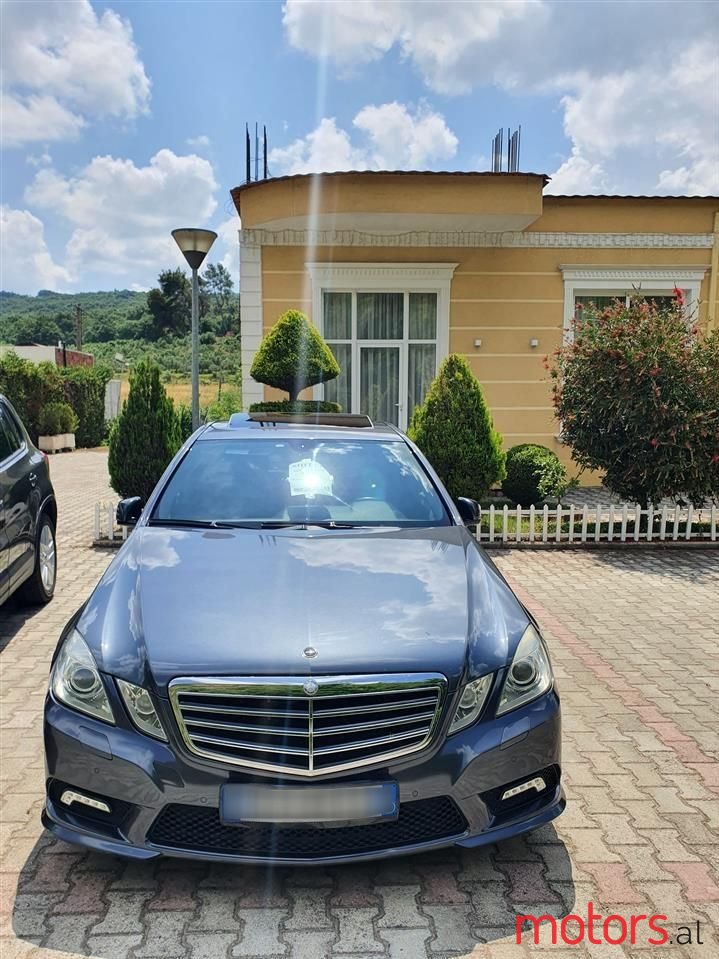 2011' Mercedes-Benz E 250 photo #3