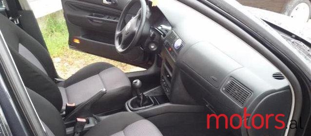 2002' Volkswagen Golf photo #1