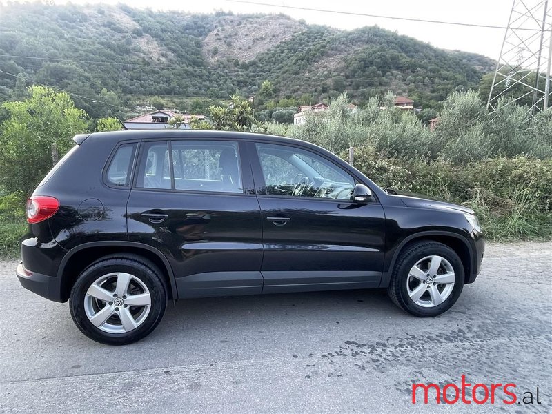 2010' Volkswagen Tiguan photo #2