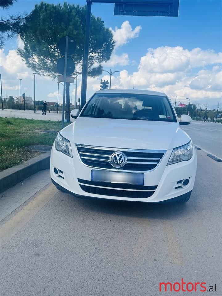 2011' Volkswagen Tiguan photo #1
