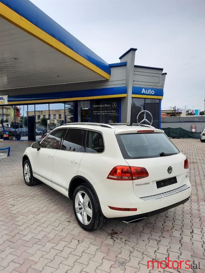 2011' Volkswagen Touareg photo #6