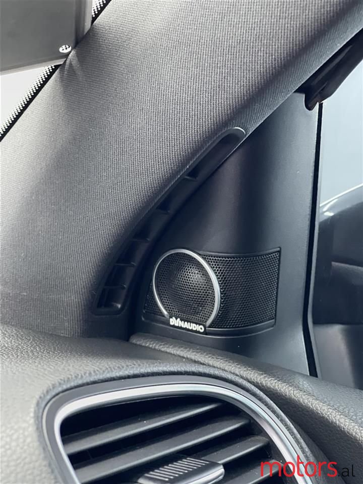 2011' Volkswagen Golf photo #5