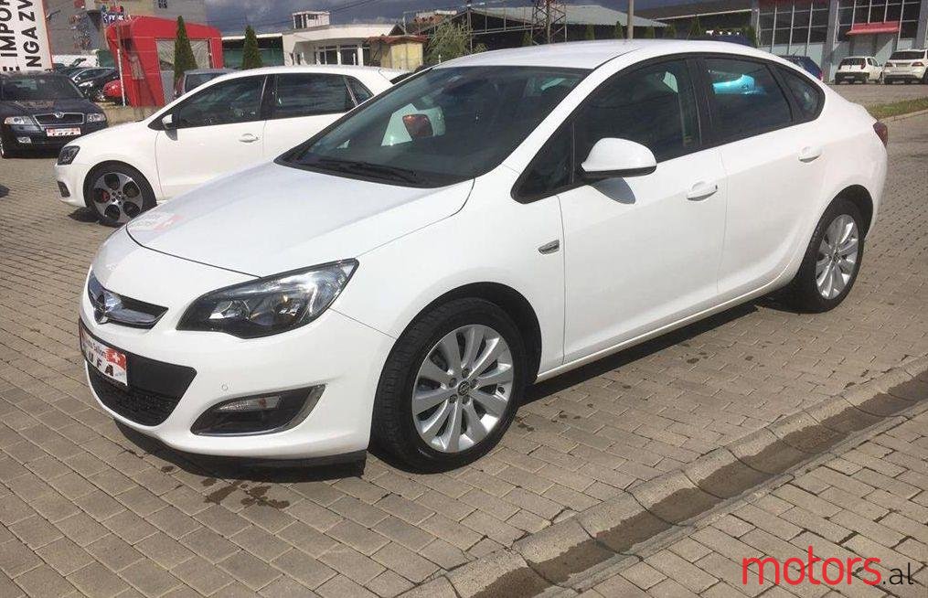 2012' Opel Astra photo #2