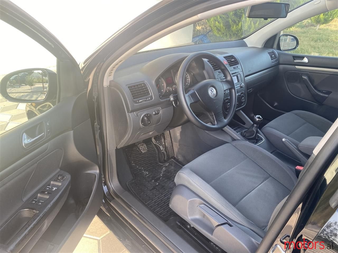 2005' Volkswagen Golf photo #2