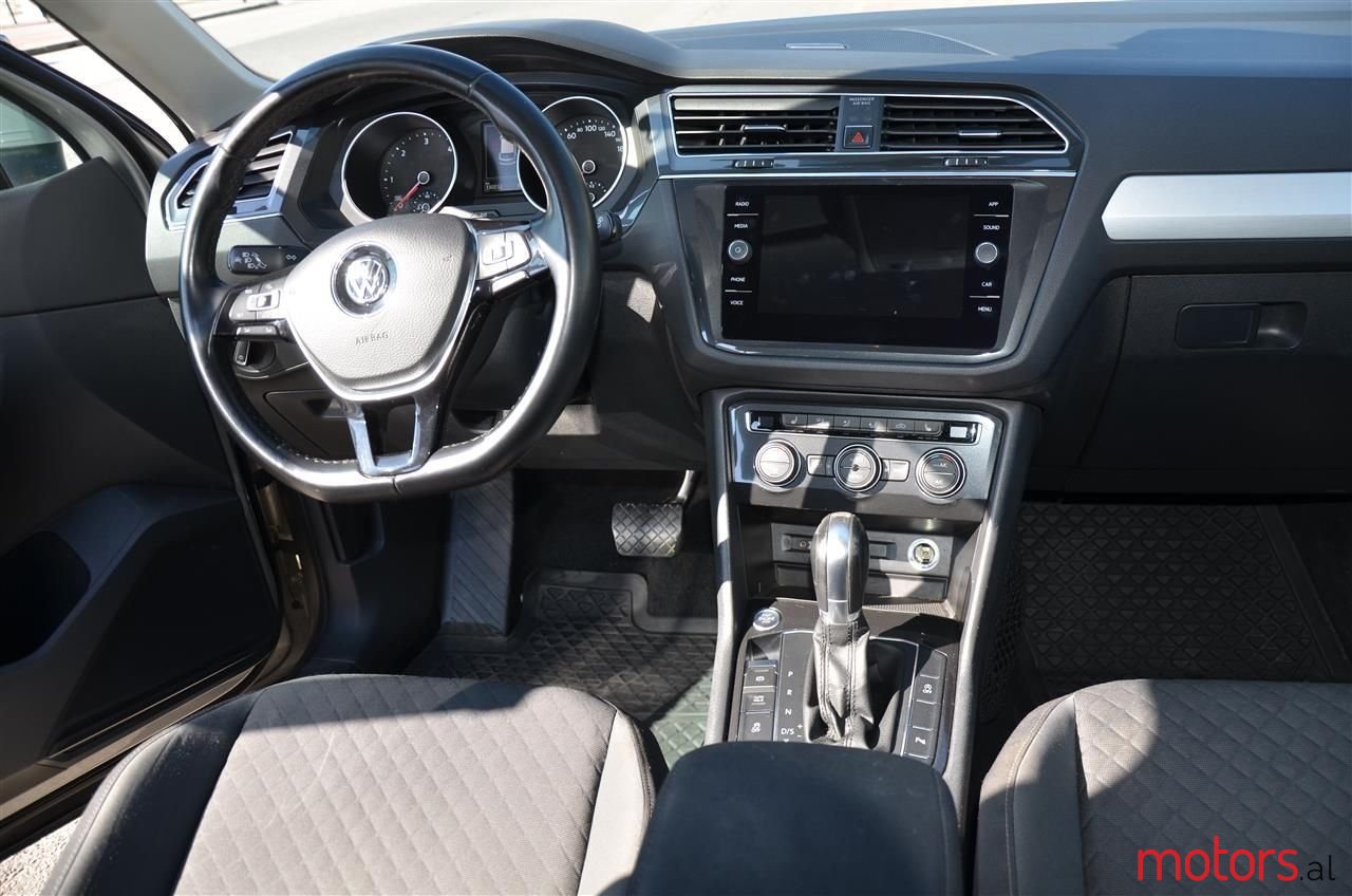 2017' Volkswagen Tiguan photo #2