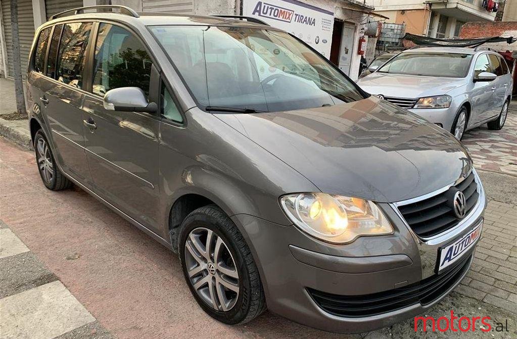 2007' Volkswagen Touran photo #1